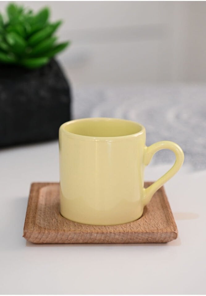 Kişiselleştirilebilir Pastel Sarı Ahşap Tabaklı Kahve Fincanı - Gün Işığı Serisi