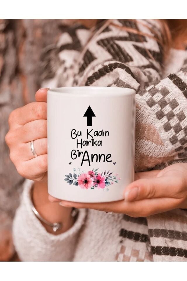 Annelere Özel: ''Bu Kadın Harika Bir Anne'' Yazılı Çiçek Desenli Kupa Bardak
