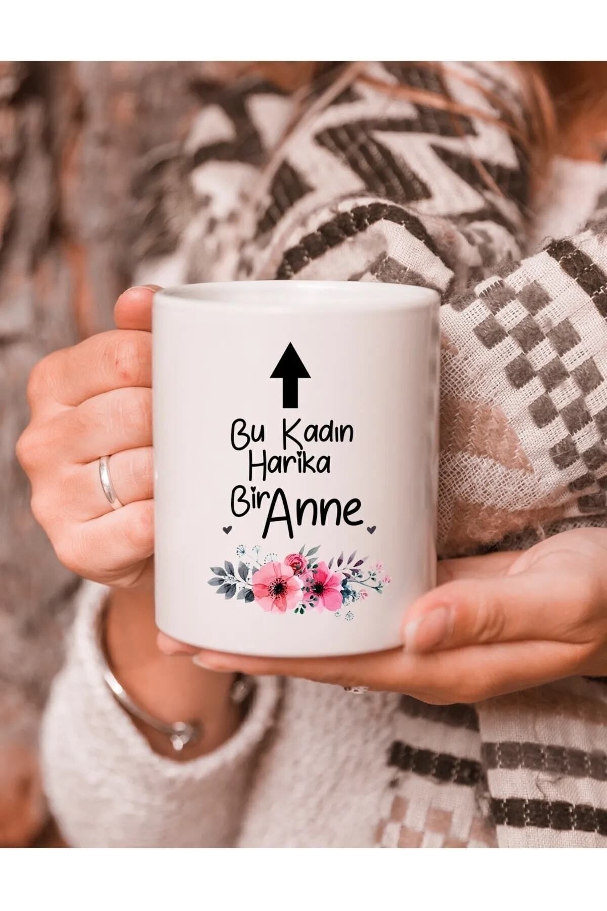 Annelere Özel: ''Bu Kadın Harika Bir Anne'' Yazılı Çiçek Desenli Kupa Bardak