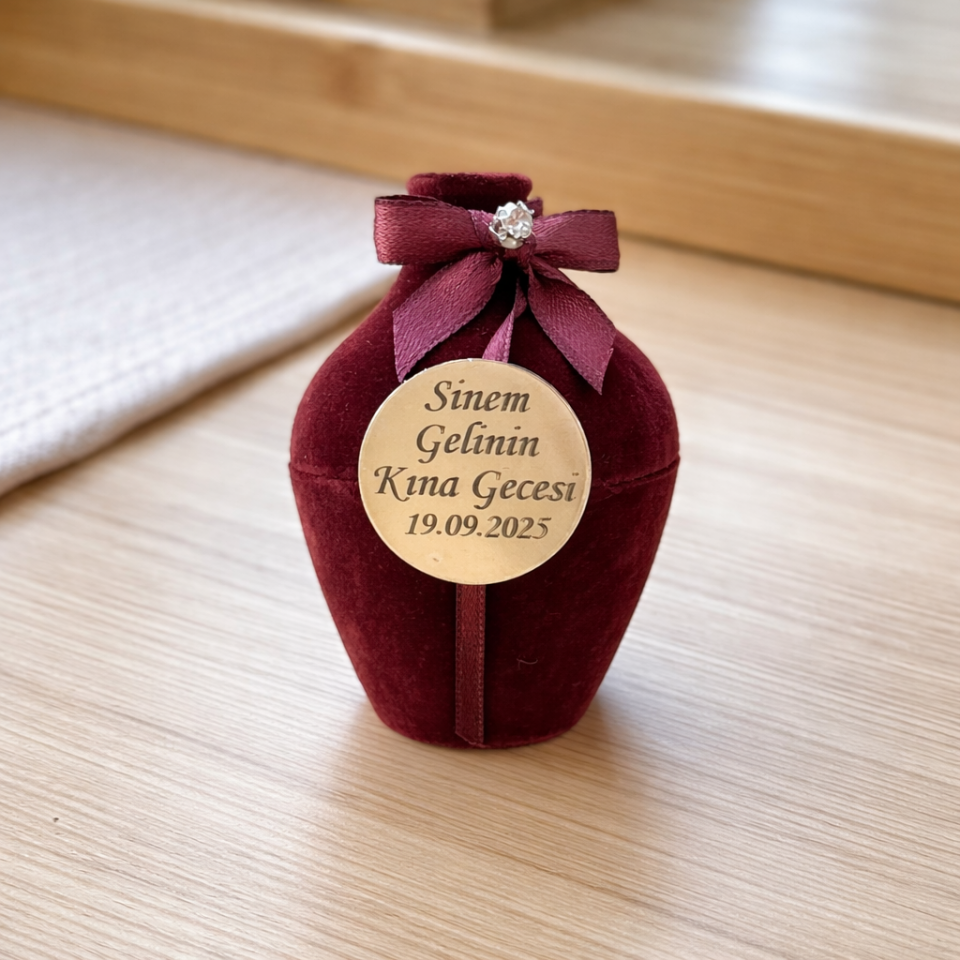 Kişiye Özel Kadife Kına Gecesi Hatırası – İsimli & Tarihli Pleksi Etiketli Hediyelik