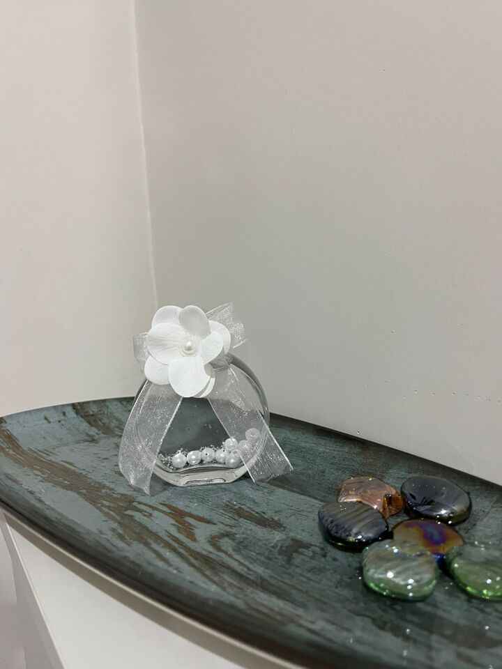 Çiçek Detaylı Cam Nikah & Kına Hatıralığı – İnci Dolgulu Dekoratif Mini Şişe